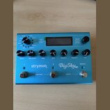 Modrý efekt pedál s nápisy strymon. a BigSky MX. Na horní části jsou ovládací knoflíky s popisky DECAY, PRE-DELAY, TONE, MOD, PARAM 1, PARAM 2 a MIX,…
