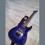 Modrá elektrická kytara s tmavým hnedým hmatníkem a černými snímači. Na hlavě je bílý nápis Ibanez. Nástroj má černý hardware, inklusive mostu a ovlá…