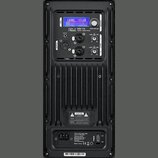 Zadávací panel černého aktivního reproduktoru. V horní části je digitální displej s nápisem LEVEL -21dB, IN1 a IN2, vedle kterého je otočný ovladač M…