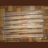 Šest párů dřevěných bubnových paliček zabalených v průhledných plastových sáčcích. Na paličkách je červený nápis Superstick a pod ním menší text 5A E…