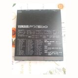 Černý efektový procesor s nápisem YAMAHA FX500 SIMUL. EFFECT PROCESSOR. Přední panel obsahuje schéma Effect Graphics, Block Diagram a seznam Preset P…