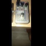 Stříbrný efekt pedál s nápisem INTELLIGENT HARMONY MACHINE a logem electro-harmonix NEW YORK CITY, USA. Na horní straně jsou tři černé otočné ovladač…