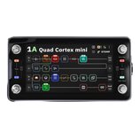 Digitální efektový procesor s černým tělem a velkým displejem. Na obrazovce je nápis 1A Quad Cortex mini, slovo STOMP a grafické schéma signálových c…