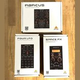 Fotografie zobrazuje tři bílé krabice s moduly pro Eurorack od značky behringer. Horní krabice nese nápis ABACUS Analog Music Computer for Eurorack.…