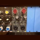 Detailní pohled na dva identické šedé rackové moduly s nápisem ez1073pre -mk2. Každý modul obsahuje velký červený otočný knoflík pro MIC (LINE) GAIN,…