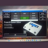 Fotografie zachycuje obrazovku počítače s otevřeným programem VoiceLive Play GTX Editor (Free Edition). V horní části je nápis VOICELIVE playGTX EDIT…