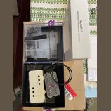 Sada snímačů v průhledném plastovém boxu a bílé krabici s nápisem „CUniFe™ WIDE RANGE JAZZMASTER™ PICKUP SET“. V boxu jsou dva krémové snímače, jeden…