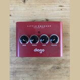 Červený kovový kytarový zesilovač s nápisem LITTLE SMASHER GUITAR AMP a logem diago. Na přední straně jsou čtyři černé otočné ovířky s popisky BASS,…