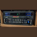 Tři rackové jednotky v černém rackovém pouzdře. Horní jednotka má logo KORG, modré podsvícení a displej s nápisem Analog Style Delay a číslem 59. Pro…