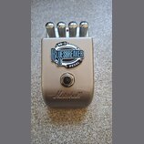 Stříbrný kytarový efekt s čtyřmi kovovými ovládacími knoflíky v horní části. Na šasi je umístěna nálepka s nápisy BB-2, BLUESBREAKER 11 a PEDAL. Ve s…
