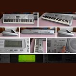 Série fotografií zobrazuje stříbrný elektronický klavír značky CASIO, model CTK-800. Nástroj má plastové provedení a v pravé části jsou integrované r…
