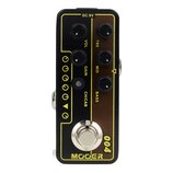 Kompaktní efekt pedál s černým a hnědým povrchem, ohraničený žlutou čarou. Na horní části jsou nápisy DC 9V, VOL, GAIN, CH/CAB, TRE, MID a BASS. V do…