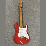 Červená elektrická kytara s bílým pickguardem a hnedým javorovým hřidlem. Na hlavě je viditelné logo Squier. Kytara má tři snímače, pětipositionní př…