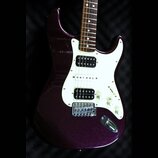 Elektrická kytara s tmavě fialovým metalizovaným povrchem těla a bílým pickguardem. Nástroj má konfiguraci snímačů humbucker-single-humbucker a tři b…