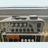Kytarová hlava značky BOSS, model KATANA 500 MKII HEAD. Přední panel je šedý s černými ovládacími knoflíky a bílými nápisy. Na horní části přístroje…