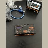 Černý kompaktní efekt pedál s oranžovým spodním okrajem. Na horní straně je nápis AMT PANGAEA IR CONVOLUTION PLAYER CP-100, malý displej a ovládací t…