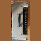 Kytarový kombo zesilovač v béžovém vinylu s černým ovládacím panelem a černou rukojetí. Na panelu jsou nápisy Roland, BluesCube Stage, POWER CONTROL…