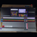 Digitální mixovací pult v šedé barvě s černým horním panelem. Na přístroji jsou viditelné nápisy PreSonus a STUDIOLIVE 32S, v horní části je text 32…