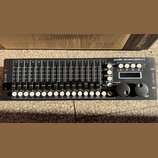 Černý DMX kontrolér s nápisem eurolite DMX MOVE CONTROL 512. Zařízení obsahuje 16 posuvníků s bílými popisky čísel od 1/R do 16, řadu bílých tlačítek…