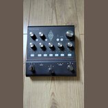 Černý kytarový procesor s nápisem PROFILER a logem KEMPER. Zařízení obsahuje několik ovládacích knoflíků s popisky FX1, FX2, MASTER VOL, GAIN NOISE G…
