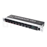 Stříbrný rackový mixér s černým ovládacím panelem a řadou černých otočných knoflíků. Na horní části je nápis EURORACK PRO a pod ním text PROFESSIONAL…