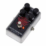 Kytarový efekt v šedém kovovém šasi s černým ovládacím panelem. Na panelu je červený nápis Bass Soul Food a bílý nápis electro-harmonix NEW YORK CITY…