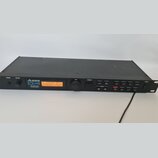 Černý rackový modul s nápisem ALESIS D4 a textem HIGH SAMPLE RATE 10 kHz SAMPLE STEREO SAMPLES. Uprostřed se nachází oranžový displej s nápisem DRUMS…