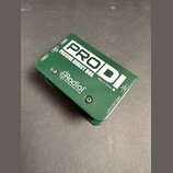 Zelená pasivní DI box s kovovým šasi. Na horní straně je bílý nápis PRODI a PASSIVE DIRECT BOX, vpravo dole text Made in Canada s ikonou javorového l…