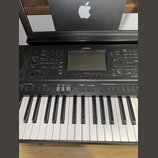 Černý digitální klavír značky YAMAHA s modelem PSR-S. Nástroj má standardní klávesnici a ovládací panel s displejem, několika tlačítky a dvěma otočný…