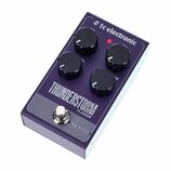Fialový kytarový efekt s nápisem THUNDERSTORM FLANGER a označením TRUE BYPASS. Na horní straně jsou tři černé otočné knoflíky a logo tc electronic s…