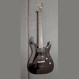 Černá elektrická kytara s lesklým povrchem a šesti strunami. Na hlavě hmatníku je bílý nápis LTD. Nástroj má dva humbuckery, jeden ovládací knoflík a…