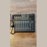 Mixovací pult s černým šasi a stříbrno-šedým horním panelem. V pravém horním rohu je logo značky a nápis 1202VLZ4 WITH ULTRA-LOW NOISE DESIGN. Zaříze…