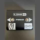 Černý kovový pedál s dvěma stříbrnými spínači. Na horní části je bílé logo LINE 6 a pod ním nápis FBV2. V dolní části jsou dvě bílá grafická znamení:…