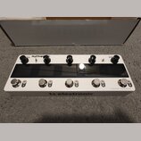 Bílý kytarový efektový pedalboard značky tc electronic s nápisem TONEPRINT PEDALBOARD. Horní část obsahuje pět černých otočných knoflíků a dva přepín…