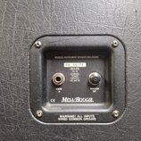 Detail zadní strany kytarové reprobedny potažené černým vinyllem. Na černé plastové panelu jsou dva jack konektory s nápisy 8 OHMS IN a PARALLELED OU…