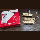 Sada tří kytarových snímačů v krabici s nápisy Fender, Eric Johnson a STRATOCASTER PICKUP SET. Snímače jsou krémové barvy s viditelnými bílými magnet…