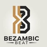 Grafické logo složené ze stylizovaného písmena B v hnědé a černé barvě. Pod symbolem je uveden text BEZAMBIC BEAT v černém písmu. Celý obraz je na sv…