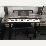 Černý digitální klavír s bílými a černými klávesami na černém stojanu. Na horním panelu je displej a nápisy YAMAHA a MONTAGE8. Součástí sestavy jsou…