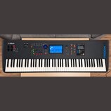Černý digitální klavír s bílými a černými klávesami. Na levé straně je nápis YAMAHA s logem, na pravém boku svisle nápis MODX8. V horní části se nach…