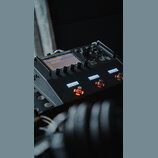 Černý kytarový procesor s nápisem FM3 AMP MODELER / FX PROCESSOR. Zařízení má digitální displej, několik ovládacích knoflíků a tři podsvícená tlačítk…