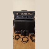 Černý kytarový zesilovač Line 6 Spider IV HD umístěný na černé reproduktorové skříni. Na předním panelu zesilovače jsou viditelné ovládací prvky a ná…