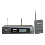 Sada bezdrátového mikrofonního systému značky MIPRO v tmavě šedém provedení. Přijímač má nápis MIPRO, MR-801 a UHF TRUE DIVERSITY RECEIVER a je vybav…