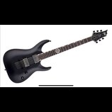 Černá elektrická kytara s matným povrchem a dvěma humbuckery. Na hlavě nástroje je bílé logo Ltd. Na hrazence je vidět kulatý znak s nečitelným nápis…