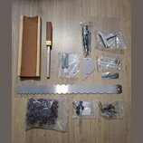 Sada nářadí a příslušenství pro údržbu hudebních nástrojů rozložená na dřevěném povrchu. Obsahuje korkový blok, dláto s dřevěnou rukojetí, kovovou pr…