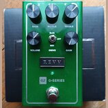 Zelený kytarový efekt s pětí knoflíky a přepínačem. Na přístroji jsou nápisy BASS, MIDDLE, TREBLE, VOLUME, GAIN a DRIVE s přepínačem označeným BLUE,…