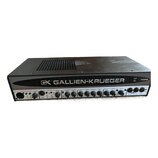 Černý basový zesilovač s nápisem GK GALLIEN-KRUEGER a označením modelu 700RB. Na předním panelu jsou umístěny ovládací knofíky a přepínače rozdělené…