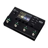Černý kytarový procesor Fractal Audio AM4 Amp Modeler s kovovým povrchem. Zařízení má čtyři stoupací spínače označené čísly 1 až 4 s zeleným podsvíce…