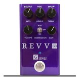Fialový kytarový efekt s nápisy REVV G3 a G SERIES. Na horní straně jsou tři ovládací knoflíky s popisky BASS, MIDDLE a TREBLE, pod nimi jsou další d…