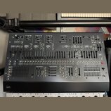 Černý analogový syntetizátor s nápisem ARP v levém dolním rohu a označením MODEL 2600 SYNTHESIZER v pravé dolní části. Přední panel obsahuje množství…