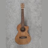 Akustický basový ukulele v dřevěném provedení s výřezem u krku. Na hlavě je nápis LANIKAI a uvnitř otvaru těla se nachází štítek s nápisem Lanikai HA…